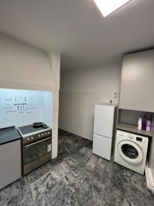 eine Küche mit einem Kühlschrank und einer Waschmaschine in der Unterkunft Varandas do chiado - Lisboa in Lissabon