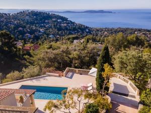 einen Luftblick auf eine Villa mit einem Pool in der Unterkunft Villa avec vue mer panoramique in Carqueiranne