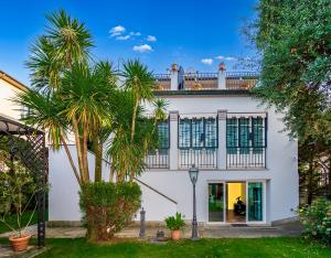 Vườn quanh Villa Cecilia, Facing Lucca's City Walls +48 ảnh
