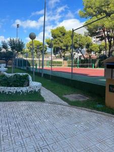 a park with a bench and a tennis court at Apartamento en Benicassim. in Benicàssim