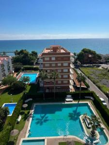 an overhead view of a large swimming pool next to a building at Apartamento en Benicassim. in Benicàssim