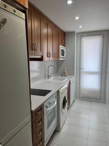 cocina con fregadero y lavavajillas en Apartamento en Benicassim. en Benicàssim