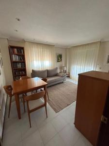 uma sala de estar com um sofá e uma mesa em Apartamento en Benicassim. em Benicàssim