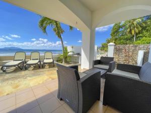 En balkon eller terrasse på Ocean View Villa - Beauvallon villas