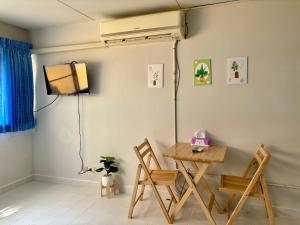 Thung Si KanにあるRoom For rent poppular condo T8 Fl 6のテーブル、椅子、ファンが備わる客室です。