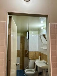 Kylpyhuone majoituspaikassa Room For rent poppular condo T8 Fl 6