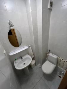 シュチルクにあるPensjonat Malinówkaのバスルーム(トイレ、洗面台、鏡付)