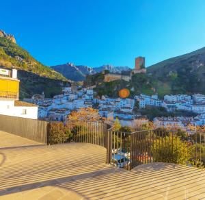 a view of a town with white buildings on a hill at Torre del reloj - Parking gratis in Cazorla