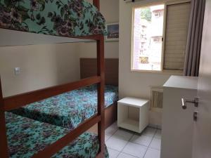 une chambre avec deux lits superposés et une fenêtre dans l'établissement Apto 105 - Edifício Imola - Conforto e Segurança para sua família, à Ubatuba 56 autres photos