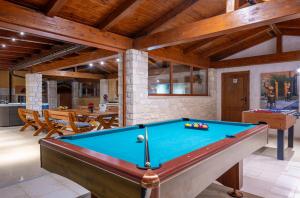 Biliár nebo kulečník v ubytování Villa Suzanne + 38 fotografií