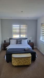 Balby的住宿－Spacious Victorian Double Room 3，一间卧室设有一张大床和一个窗户。