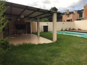 um pátio coberto com uma piscina num quintal em CASA DUPLEX CON PILETA/QUINCHO em San Salvador de Jujuy