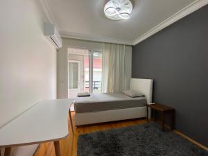 a bedroom with a bed and a window at Denize 100 mt 2+1 merkezde daire in Alanya