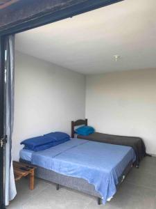 um quarto com duas camas num quarto em Casa vista da serra em São João del Rei