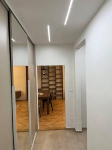 una sala con tavolo e sala da pranzo di New spacious one-room apartment a Prievoz