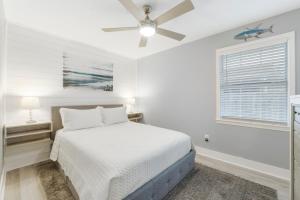 Lova arba lovos apgyvendinimo įstaigoje Blue Neptune at 5313 Sunset Avenue by Nautical Properties Vacation Rentals