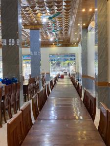 a long table and chairs in a large room at Khách sạn Trường Giang in Thanh Hóa