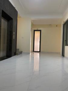 una stanza vuota con un pavimento bianco e una porta di Khách sạn Trường Giang a Thanh Hóa