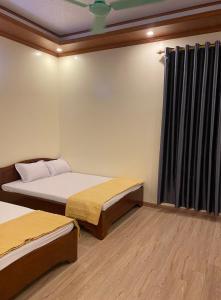 Łóżko lub łóżka w pokoju w obiekcie Khách sạn Trường Giang