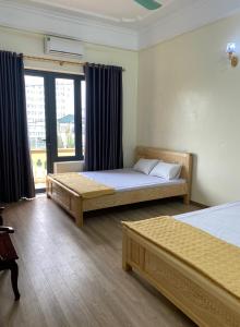 Tempat tidur dalam kamar di Khách sạn Trường Giang