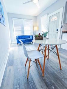 een woonkamer met een tafel en een stoel bij Elegant 1Bed Montrose-CinqueTerre@TheItalianPlaza in Houston