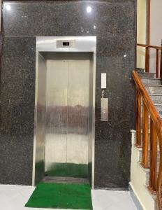 un ascenseur avec un sol vert dans un immeuble dans l'établissement Khách sạn Trường Giang, à Thanh Hóa