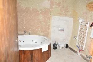 uma casa de banho com banheira e WC em MASAL CAVE SUITES OTEL em Ürgüp