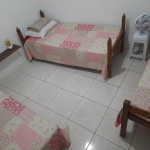 a bedroom with two beds and a tiled floor at Casa para até 8 pessoas em Garanhuns in Garanhuns