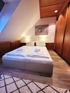 Un dormitorio con una cama en una habitación con techo. en Winterberg Appartement 21077, en Winterberg