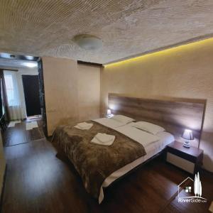 um quarto com uma cama grande num quarto em River House Boutique Hotel em Yerevan