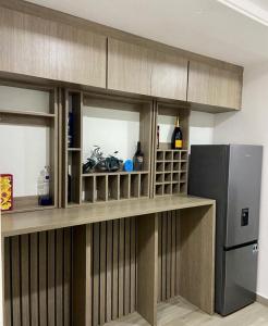 uma cozinha com um balcão e um frigorífico em Eureka Luxury Apartment em Gwarinpa
