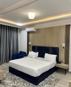 um quarto com uma cama grande num quarto em Eureka Luxury Apartment em Gwarinpa