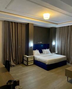 um quarto com uma cama grande num quarto de hotel em Eureka Luxury Apartment em Gwarinpa