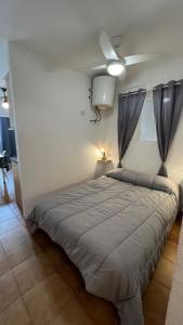 1 dormitorio con 1 cama grande y techo en Bonito apartamento vista mar, en Empuriabrava