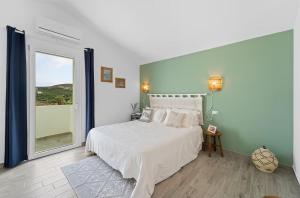 サンタンティーオコにあるAria De Domusのベッドルーム(白いベッド1台、大きな窓付)