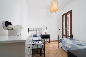 een keuken en een woonkamer met een tafel en stoelen bij Casa Parte e Sole in Posada