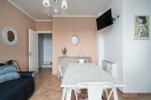 een woonkamer met een tafel en een bank bij Casa Parte e Sole in Posada