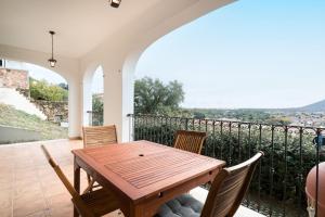 een houten tafel en stoelen op een balkon bij Casa Parte e Sole in Posada