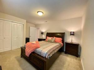 Een bed of bedden in een kamer bij LW1-GORGEOUS VILLA-Renovation or staycation