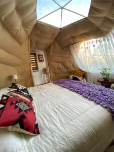 a bedroom with a bed in a tent at Nativa Glamping in Villarrica