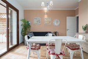 een eetkamer met een witte tafel en stoelen bij Casa Parte e Sole in Posada