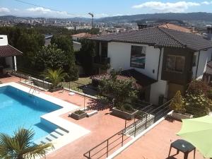 vista su una casa con piscina di Gardenia Residence a Braga
