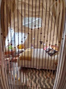 Una cama en una jaula en una habitación en Nativa Glamping, en Villarrica