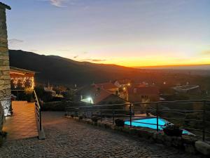 Blick auf den Sonnenuntergang von einer Villa in der Unterkunft Casa do Penedo Castle House in Linhares