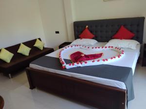 سرير أو أسرّة في غرفة في Hotel Sapid Luck Yala Safari