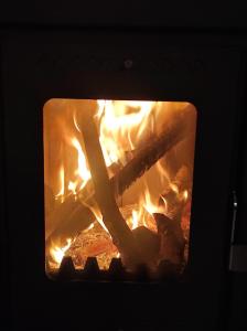 um fogo num forno com chamas nele em Akrokorinthos View House em Kórinthos