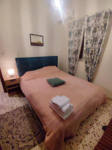 um quarto com uma cama com duas toalhas em Akrokorinthos View House em Kórinthos