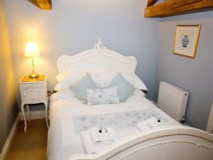 A bed or beds in a room at 3 Bed in Masham G0002