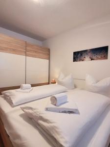1 dormitorio con 2 camas y toallas. en Winterberg Appartement 21117, en Winterberg