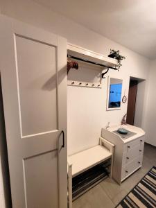 baño con armario con lavabo y puerta en Winterberg Appartement 21117, en Winterberg